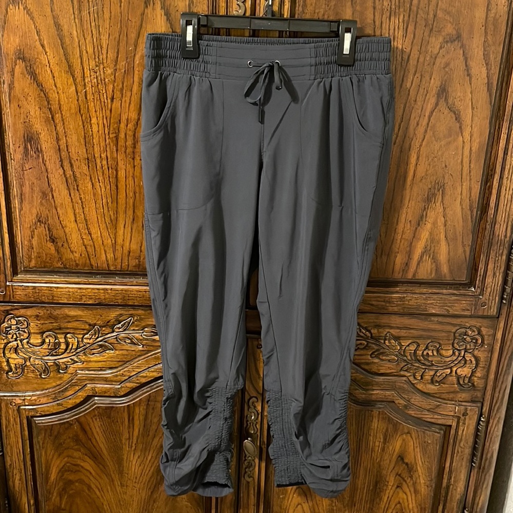 Athleta crop 22” size 6 (used like new)